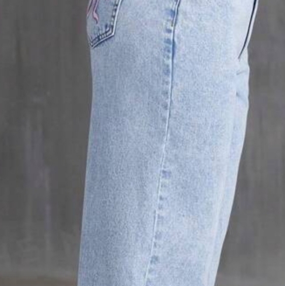 JEANS Pink bow on back pockets. Reminiscent of Loveshackfancy. So preppy! - Picture 7 of 10